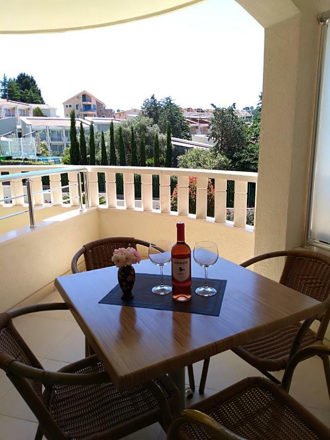 Vila V Lux Apartments Petrovac Luaran gambar